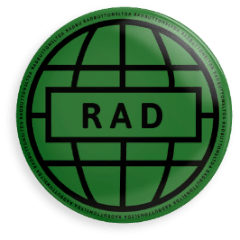Um button com uma estampa verde, está escrito RAD no centro.